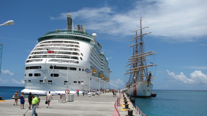 Name:  Cruise ship next to coast guard.jpg
Views: 285
Size:  84.5 KB